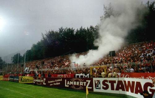 Tivoli - Aachener Wall mit Geibock-Fans und Raucheinlage