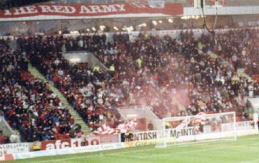 Pittodrie Stadium - roter Rauch von Intro zieht langsam ab...