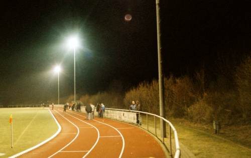 Sportzentrum Alsdorf-Nord - Ein fahler Mond über einer eher tristen Gegengeraden