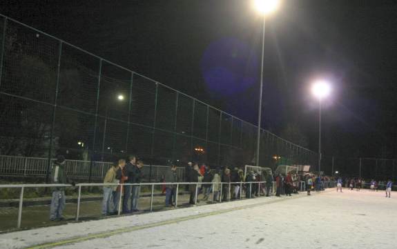 Dillstadion (Kunstrasen) - Längsseite mit Pseudostufe