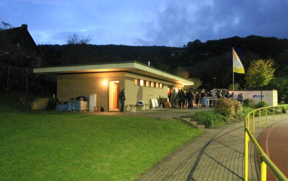 Rheintalstadion - Gebäude hinterm Tor