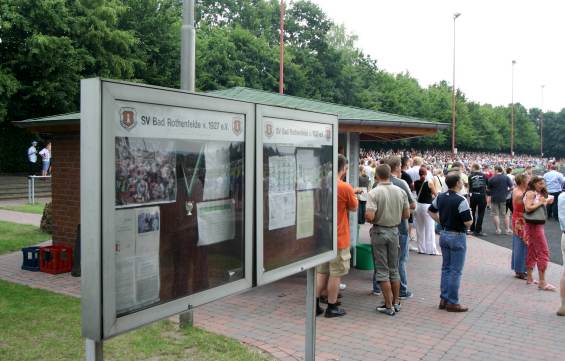 Salinen-Sportpark - Blick über die Schautafel auf die Gerade