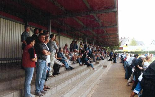 Kaiserstuhlstadion - Blick über die 'Tribüne'