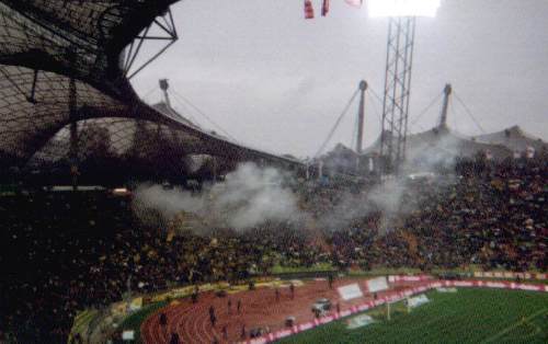 Olympiastadion - Beim Intro der Heimfans raucht's