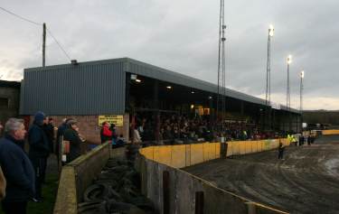 Shielfield Park - Haupttribüne gefüllt