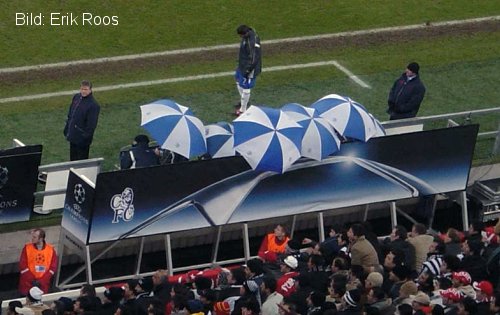 Arena AufSchalke - Regenschirme in der Halle