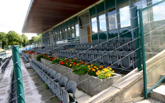 Sportforum Hohenschönhausen - Tribüne mit Blumenkübeln