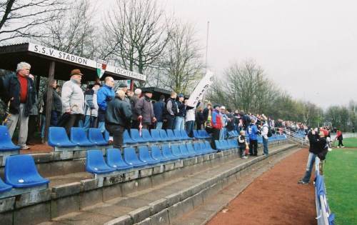 Stadion Löchterheide - Unterstand mit Westfaliafans davor