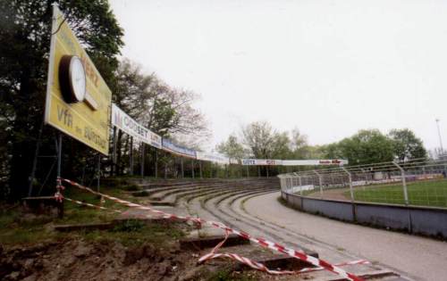 Robert-Kölsch-Stadion - Hintertorbereich 1: Hang mit Stufen