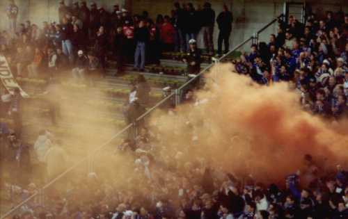 HSV-Fans lassen es rauchen