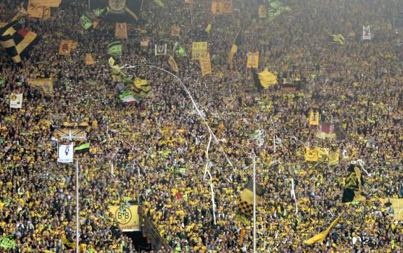 Stadion - Intro BVB mit Konfetti & Papierrollen