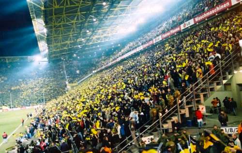 Westfalenstadion - ... und auf die Westtribne