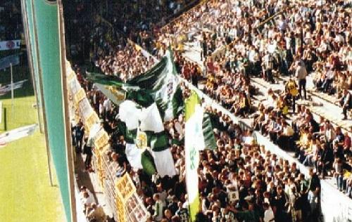 Westfalenstadion - Schwenkfahnen Gste