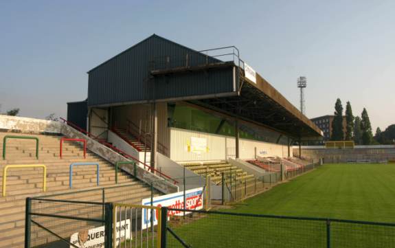 Stade de la Neuville - Giebeldachtribüne