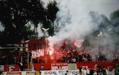 Paul-Janes-Stadion - Fortuna-Fans auf der Gegenseite