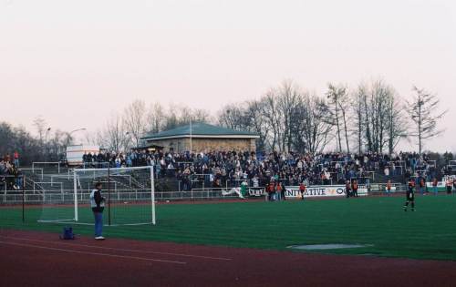 Stadion Rote Erde - Gegenseite mit Gästefans und altem Musikpavillon