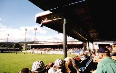 Marienlyst Stadion - Blick von Haupttribüne auf Hintertor(Norgips-)Tribüne