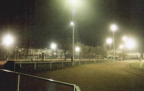 Bezirkssportanlage Windscheidstr. - Dunkel war's das Flutlicht schien helle...