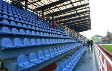 Mestský futbalový štadión - Blick über die Haupttribüne