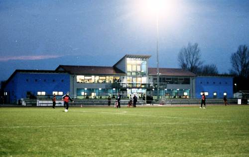 Sportplatz Jülicher Str. - Hauptseite von Gegenüber gesehen