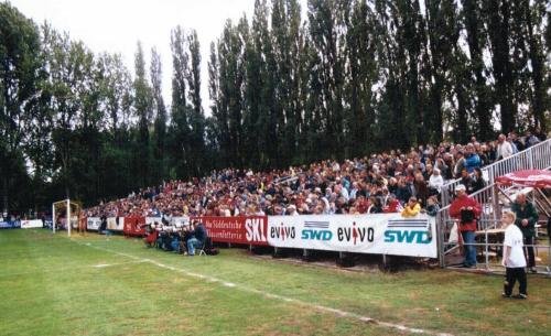 Westkampfbahn - Stahlrohrtribne hinterm Tor