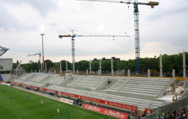 MSV-Arena (Wedau-Stadion) - Westtribüne: hier regieren die Kräne