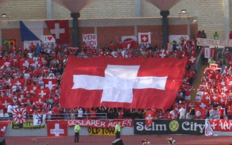 Estádio Cidade de Coimbra - Intro Schweiz und Banner deutscher Selbstdarsteller