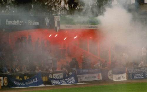 Salvus-Salvus-Stadion- Heimfans in Flammmen