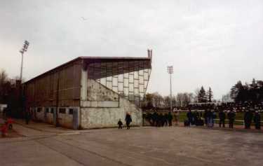 Stade Emile Mayrisch - Tribüne Rückansicht und Gegenseite