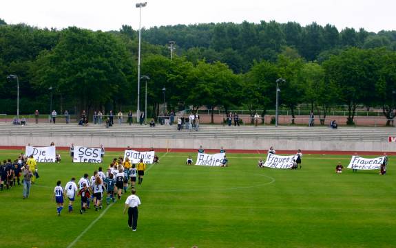 Sportpark am Hallo - Einlaufen der Teams mit Gratulation des Nachwuchs'