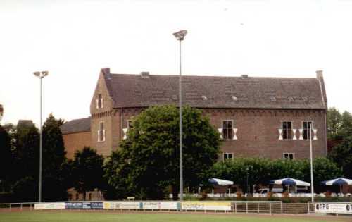 Schloßstadion - Gegenseite und Schloß