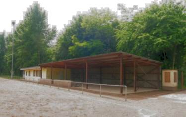 Sportplatz an der Kirchstraße - Ascheplatz mit Unterstand