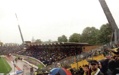 AWD-Arena - hier befinden sich ein paar Leute im Trockenen