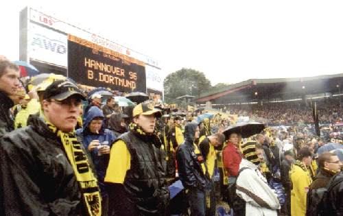 AWD-Arena - Auswärtsfans warten auf den Anpfiff