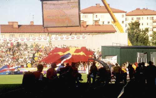 Söderstadion - Gästefans vor aufgehängter Multimediatafel