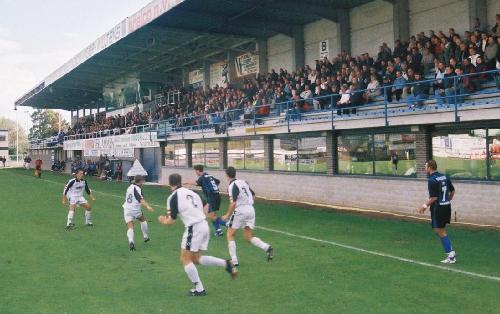 Gemeentelijk Stadion Vigor-Wuitens - Spielszene vor den Fenstern der Vereinskneipe