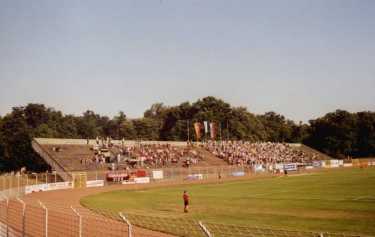 Stadion - Gegenseite Vorderansicht...