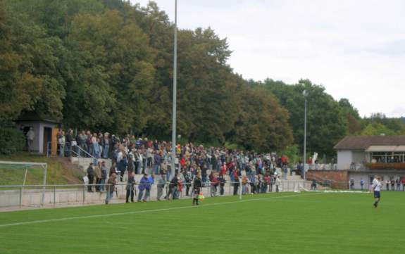 Stadion Am Neding - Ausgebaute Seite besetzt