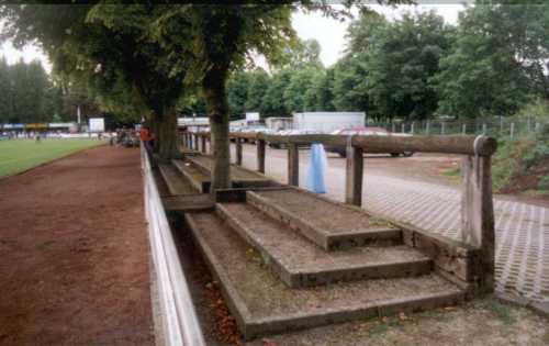 Sportpark im Stadtwald - Stufen mit Bäumen drin