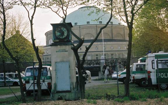 Stadion Eilenriede - Mini-Uhrenturm hinterm Tor