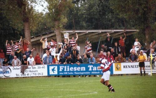 Friesenstadion - Altona-Fans auf dem Graswall, im Hintergrund Trib�ne des Nebenplatzes