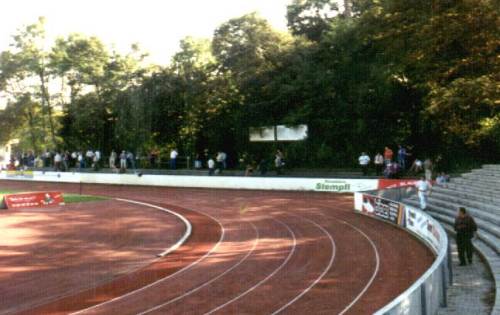 MTV-Stadion - Kurve und Teil der Gegengerade