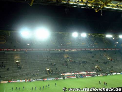 Westfalenstadion - Gegentribüne nach Spielende