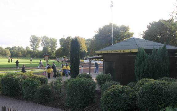 Erft-Stadion - Blick in den Hintertorbereich