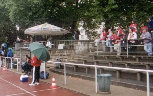 Katzbachstadion - Runde Empore auf einer Längsseite