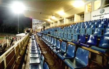 Holstein-Stadion - Tribüne in die eine Richtung...