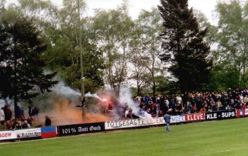 Stadion an der Bresserberger Straße - Gegengerade mit Heimfans