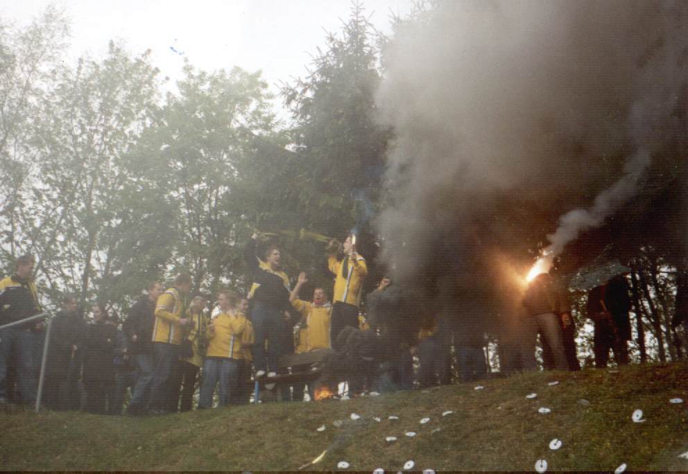 Stadion an der Bresserberger Straße - Auswärtsfans im selbsterzeugten Nebel