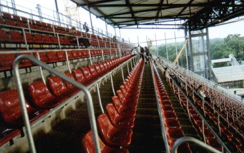 RheinEnergieStadion - ... und Neu (Blick über die Hintertortribüne)