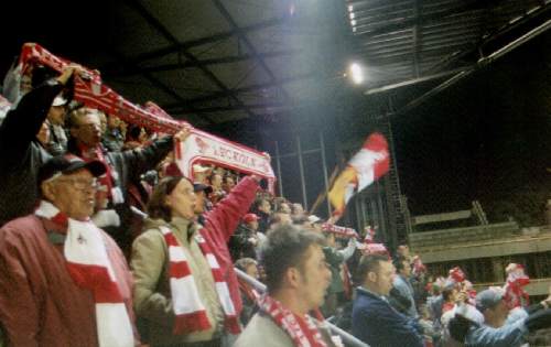 RheinEnergieStadion - Kölner Fans vorm Anpfiff... hier herrscht bald Euphorie!